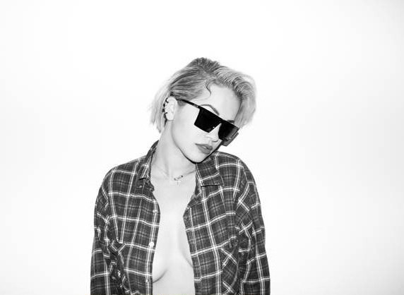 Rita Ora nahá. Foto - 11