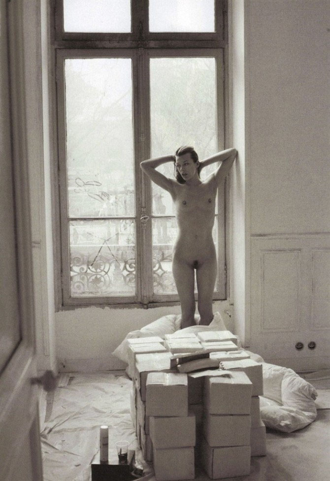 Milla Jovovich nahá. Foto - 31