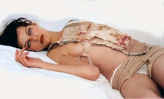 Milla Jovovich nahá. Foto - 57