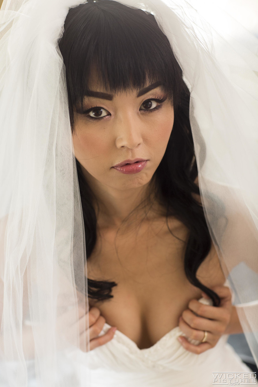 Жених трахается со своей молодой азиатской невестой