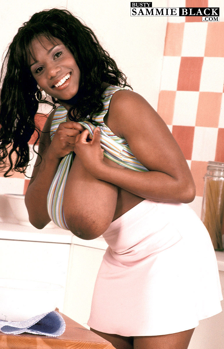 Черная баба с огромными дойками на эротических фото. Фото - 1