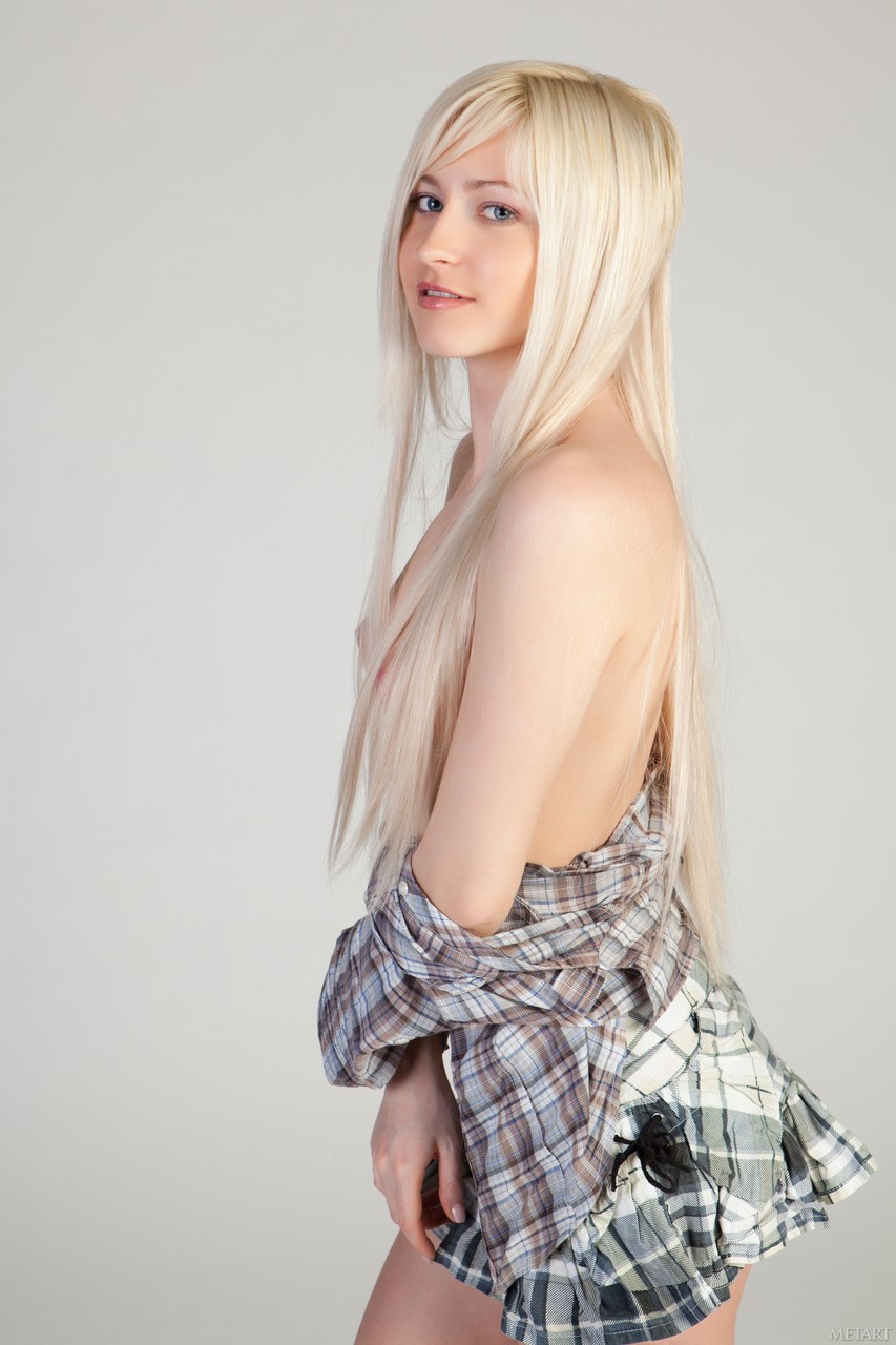 Юная блондинка в клетчатой юбке отсвечивает прелестями. Фото - 5