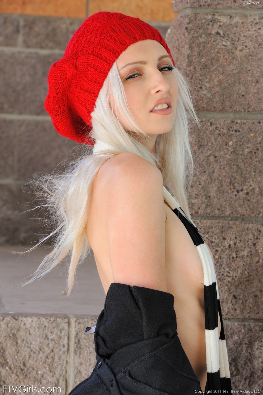 Блондинка в красном берете и полосатом шарфике. Фото - 9