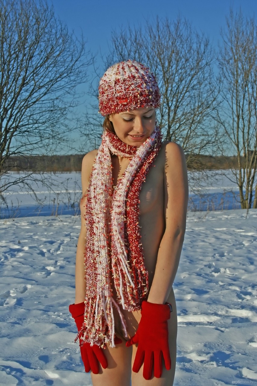 Снимки голой девицы зимой на улице. Фото - 1
