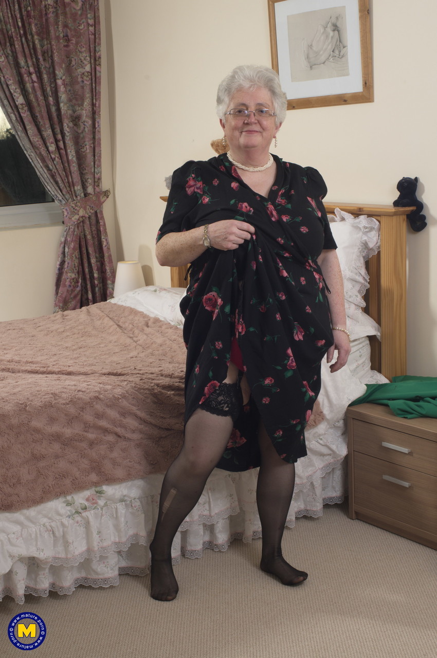 Пузатая пенсионерка устроила стриптиз в спальне. Фото - 13