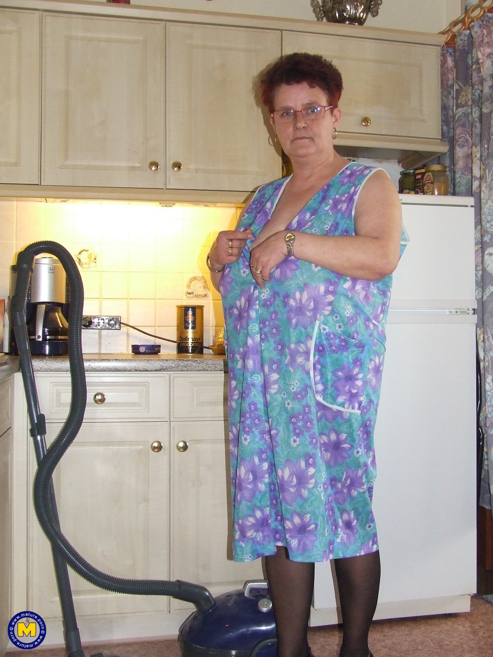 Домохозяйка бальзаковского возраста отжигает на кухне. Фото - 1