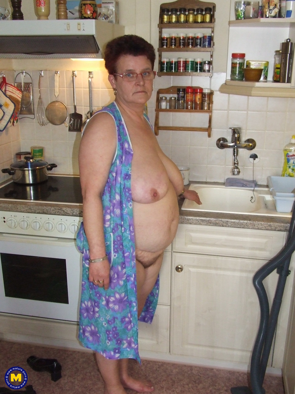 Домохозяйка бальзаковского возраста отжигает на кухне. Фото - 14