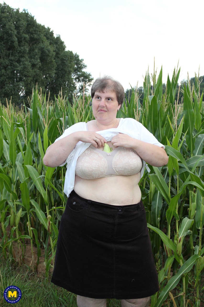 Ожиревшая бабка в кукурузном поле. Фото - 1
