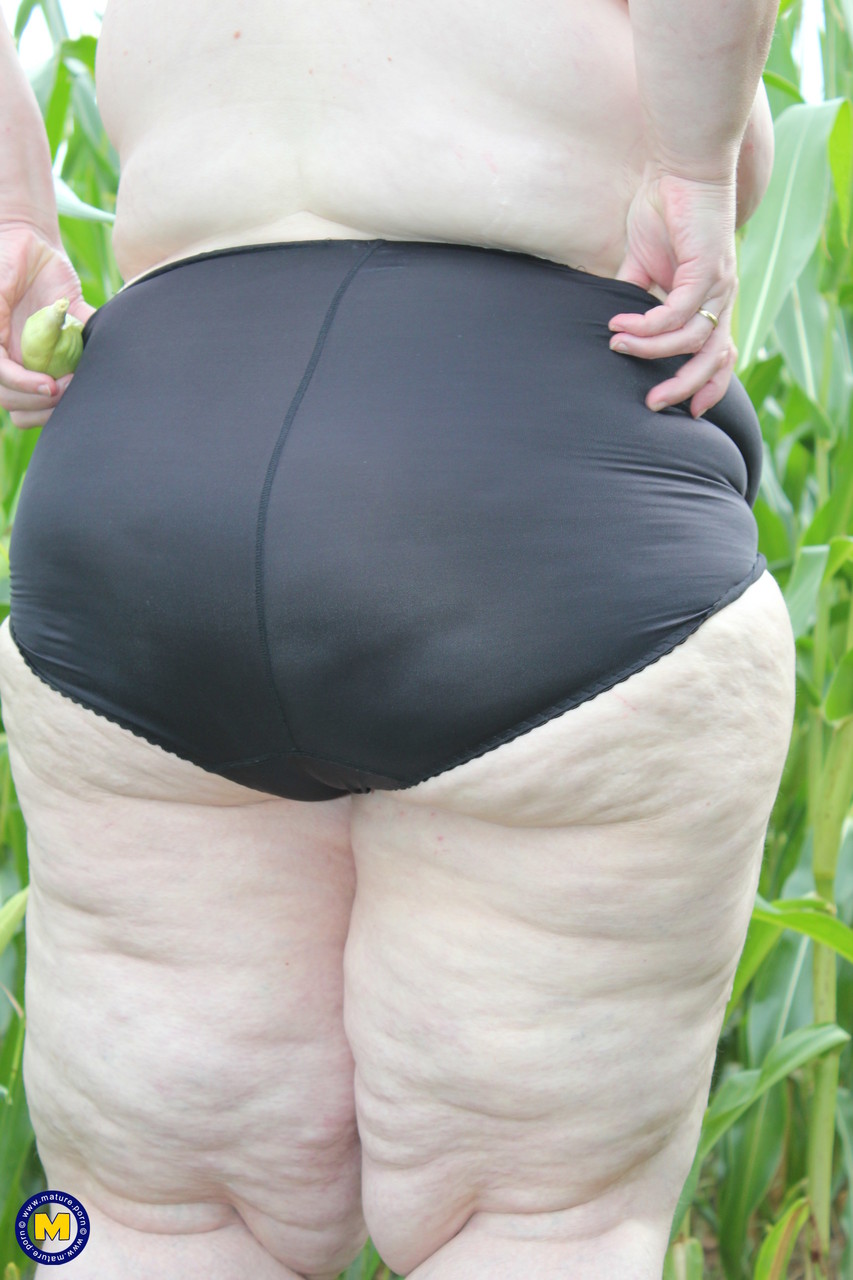 Ожиревшая бабка в кукурузном поле. Фото - 10