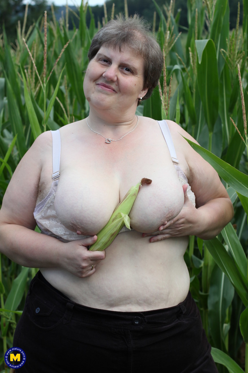 Ожиревшая бабка в кукурузном поле. Фото - 5