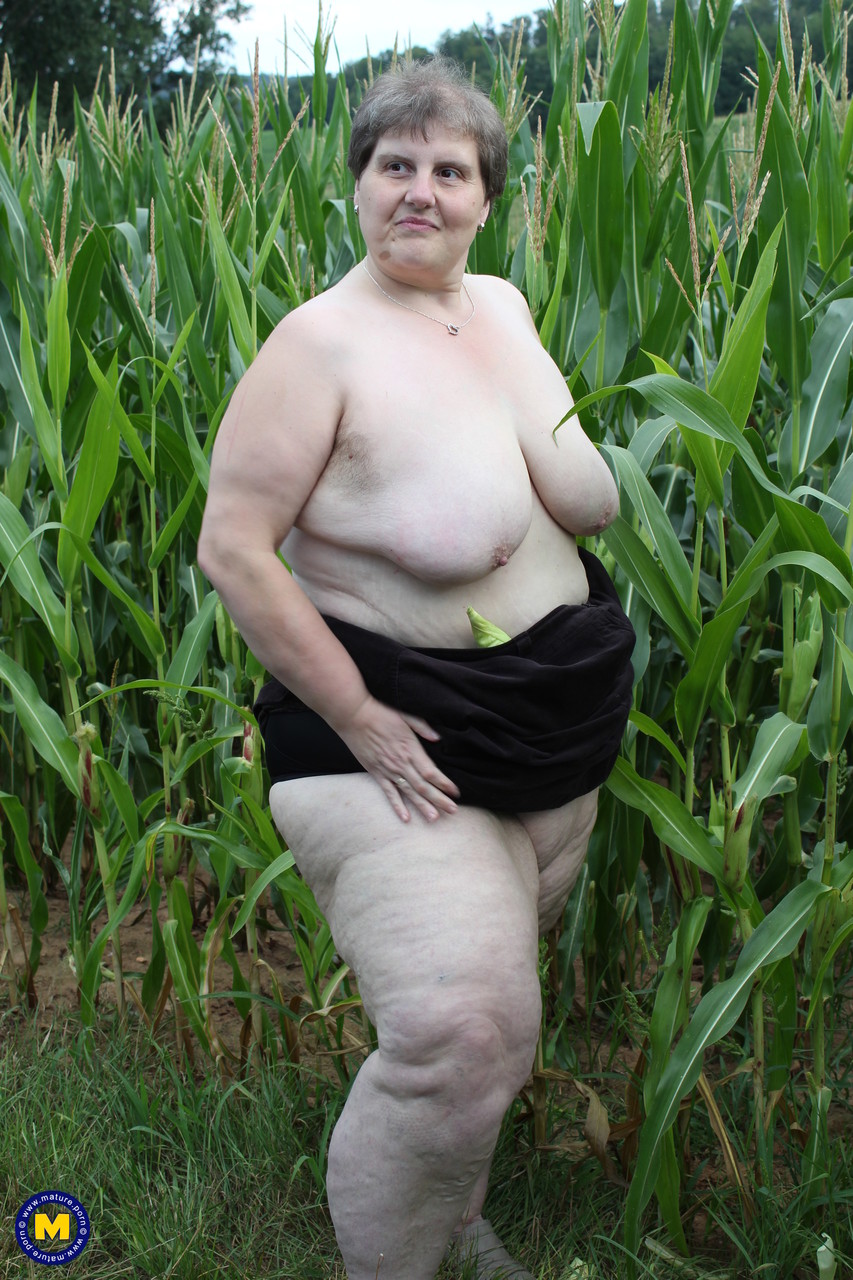 Ожиревшая бабка в кукурузном поле. Фото - 7