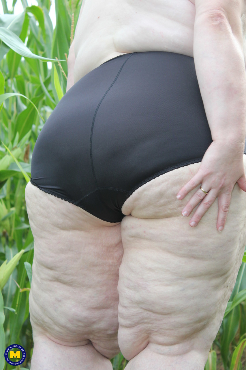 Ожиревшая бабка в кукурузном поле. Фото - 9