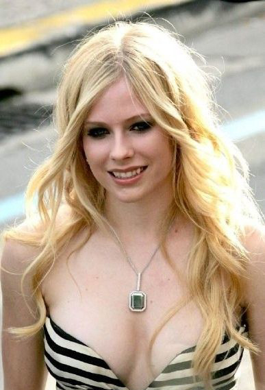 Avril Lavigne Nackt. Foto - 25