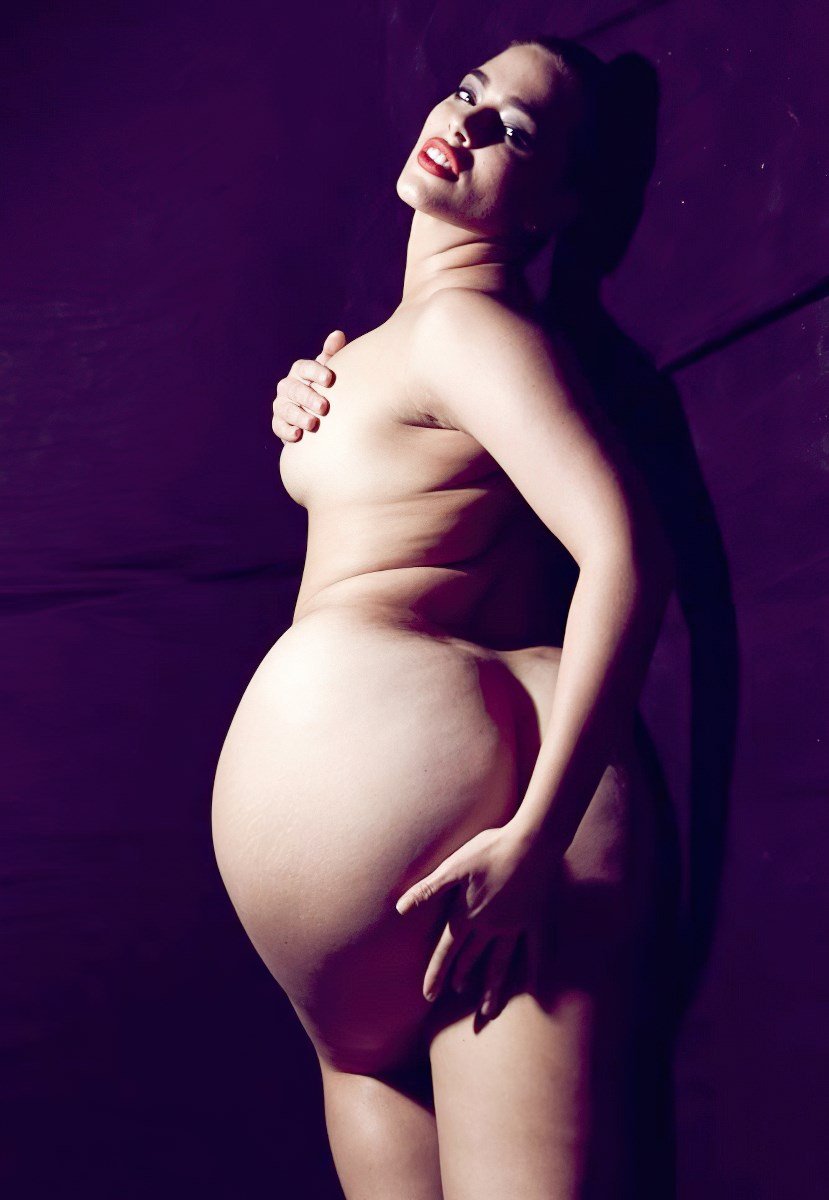 Толстожопая американская модель Эшли Грэм демонстрирует свои пышные и голые телеса. Часть - 2