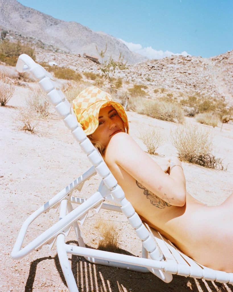 Miley Cyrus Nude. Photo - 16